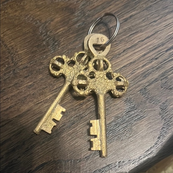 Gold Fish-Shaped Padlock with Keys - Picture 4 of 4